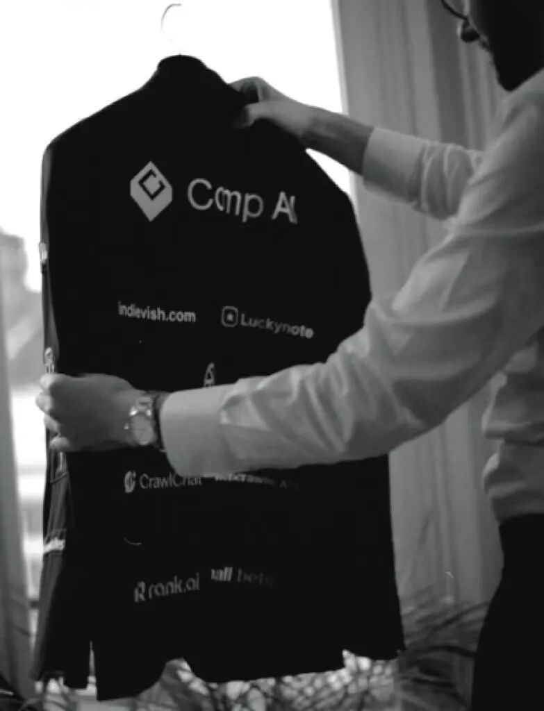 想结婚钱不够 法国新郎另辟蹊径：靠西装上印广告筹1万美元