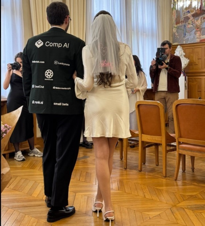 想结婚钱不够 法国新郎另辟蹊径：靠西装上印广告筹1万美元