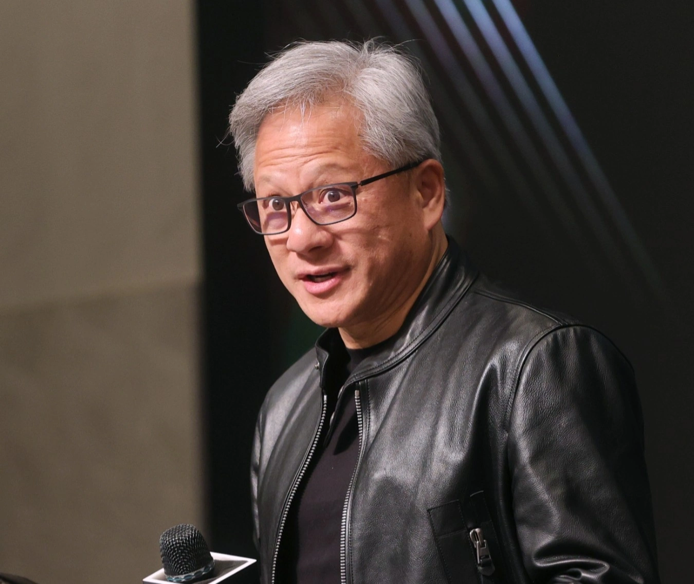 黄仁勋批评美国：中国将赢得 AI 竞赛