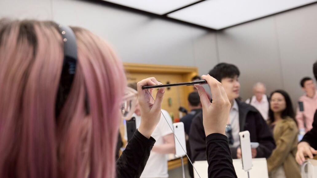 相关图片描述：移动设备与用户交互