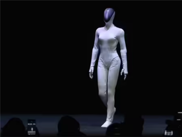 全球首位“AI机器人”代言人！小鹏全新一代Iron代言自家X9超级增程版