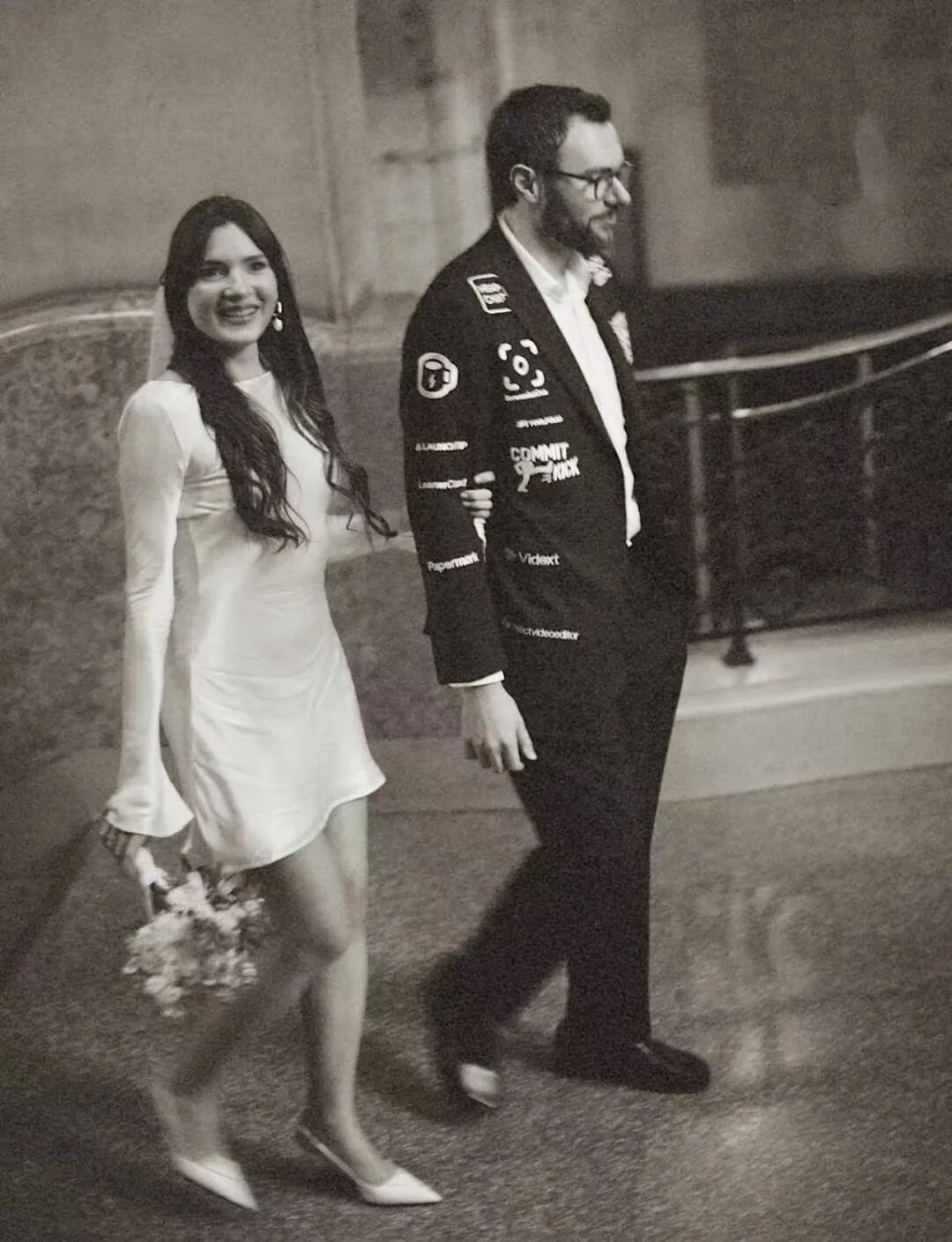 想结婚钱不够 法国新郎另辟蹊径：靠西装上印广告筹1万美元