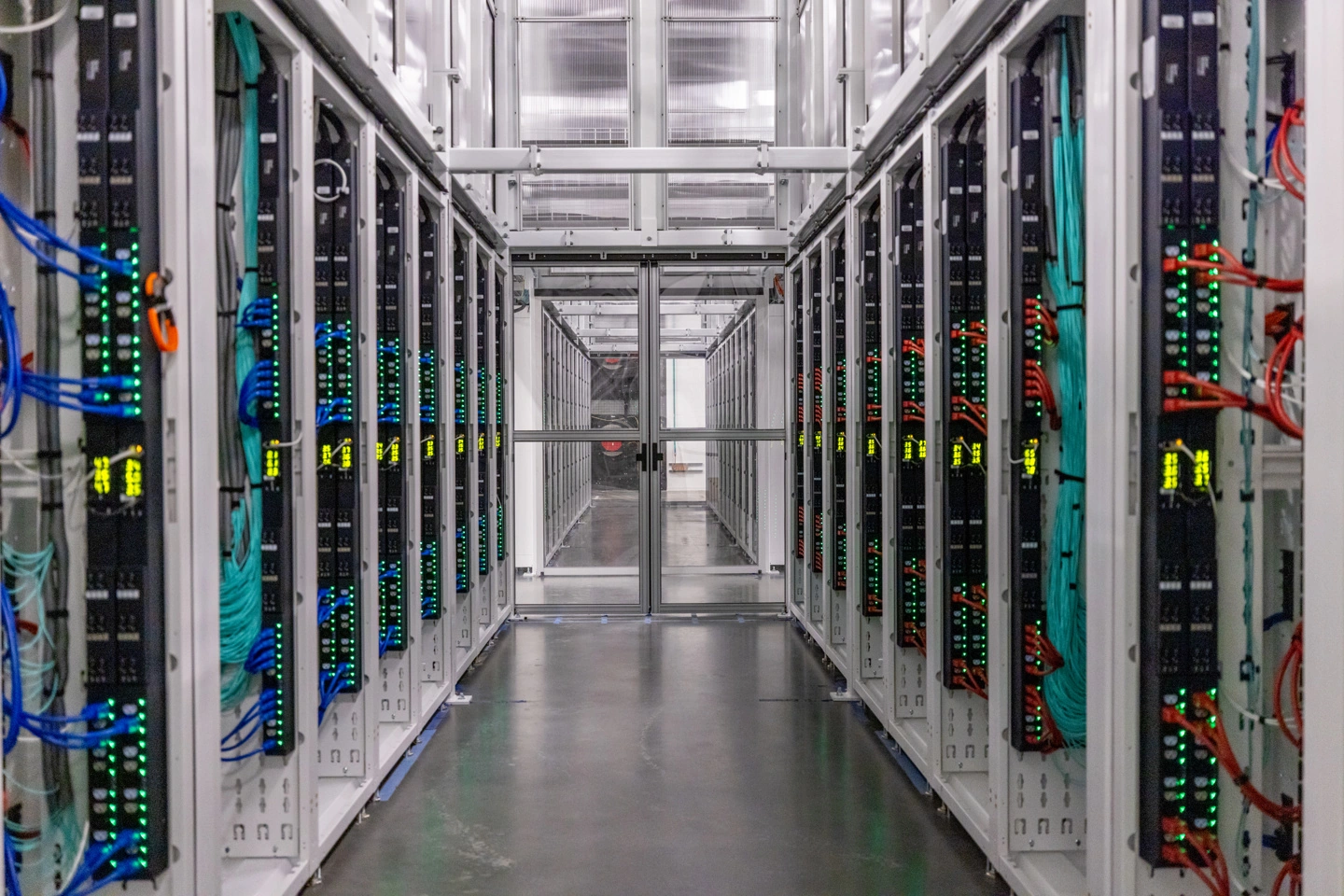 微软加码英伟达AI芯片，再签两笔总额超百亿美元云算力订单