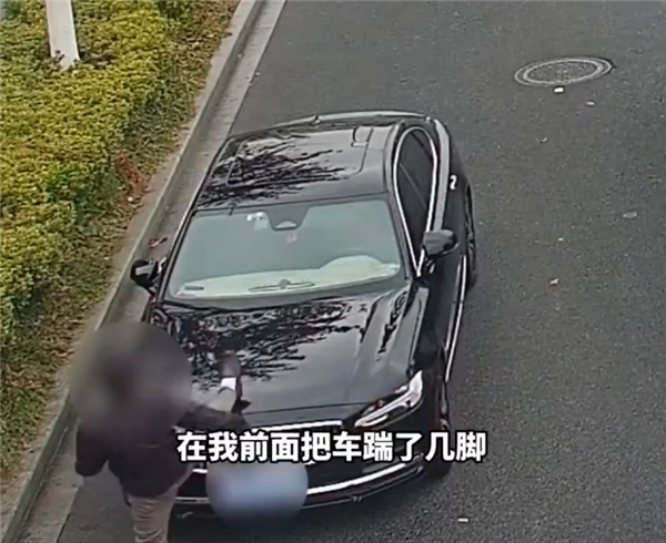 男子无证醉驾撞车还嚣张踹车 敢报警就捶你！结果舒服了