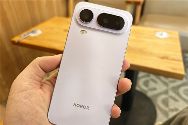 荣耀Magic8 Pro Air亮相：年度最轻旗舰机 仅重155g