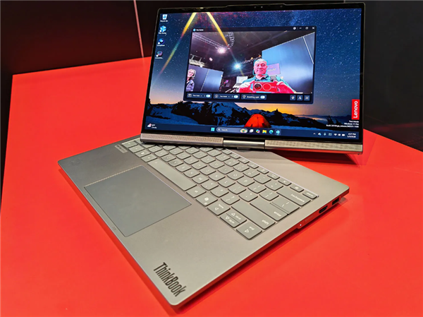 联想发布自动扭转笔记本电脑:屏幕会自动转向